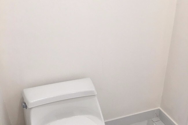 Baño - 119 W Chestnut St