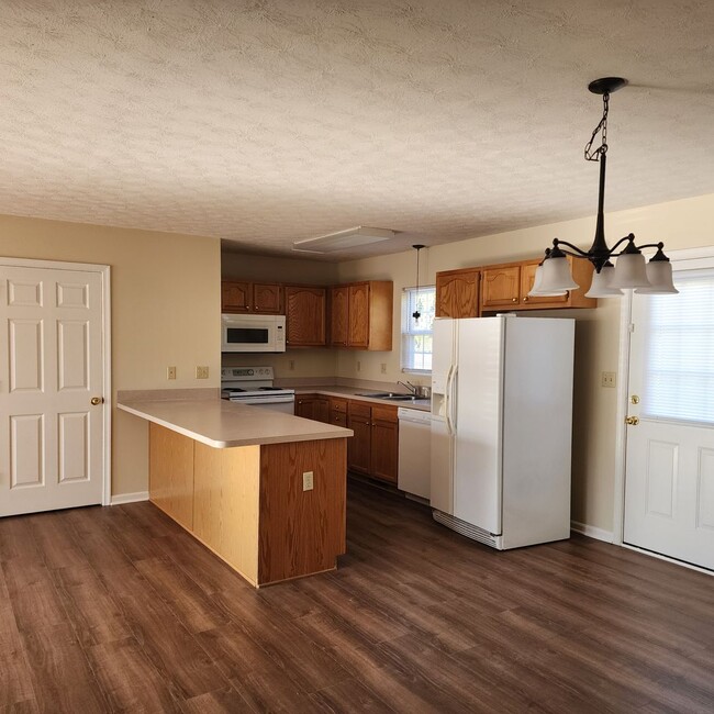 Building Photo - 3 Bedroom 2 Bathroom - 1250 sfq ranch styl...