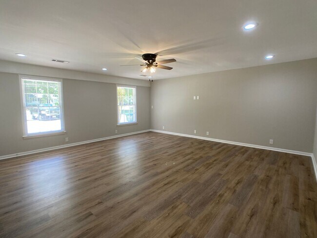 Foto del edificio - WOW! Newly renovated 3 bedroom home! Great...