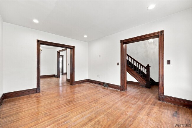 Foto del edificio - 304 W Delavan Ave