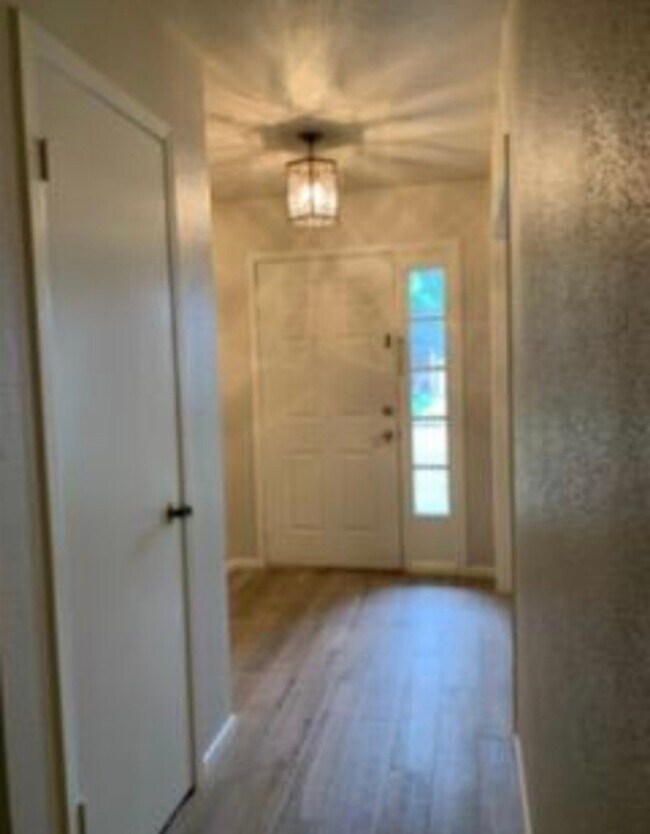 Foto del edificio - 6810 Marshall Pl Dr