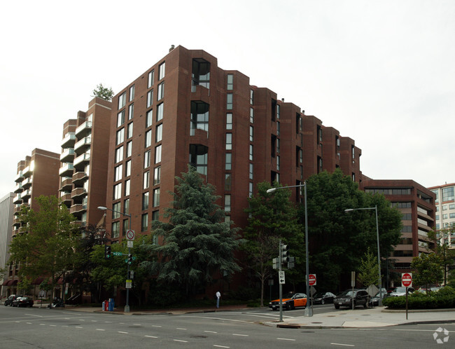 Building Photo - West End Place