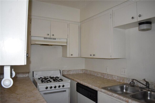 Foto del edificio - 114 N Loop Blvd E