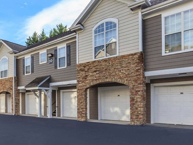 Building Photo - Parkway Vista