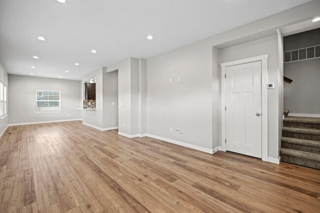 Foto del edificio - Introducing a Stunning 3 bedroom New Duplex! - Pets Welcome!