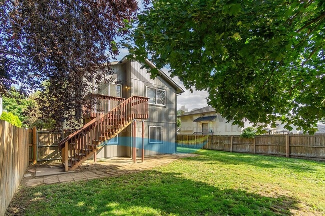 Building Photo - 4 Bedroom 2 Bathroom Home with Attached 2 ...