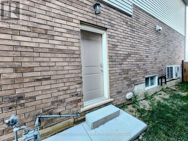Building Photo - 203 Rockledge Dr