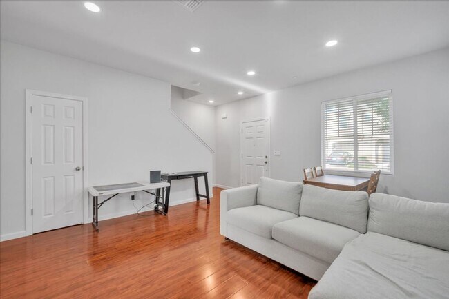 Foto del edificio - 8071 Weeping Willow Ln