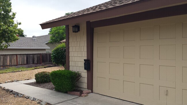 Foto del edificio - Single Level 3br/2Ba House W/ 2 Car Garage...