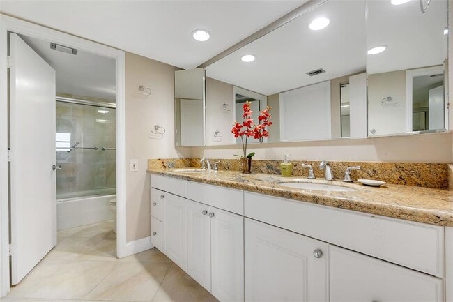 Foto del edificio - 3200 Port Royale Dr N