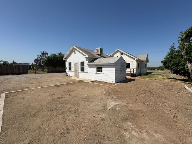 Building Photo - Spacious Country Home Located in Dinuba co...