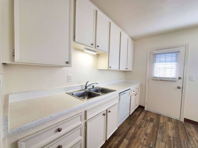 Building Photo - Rosewood Villas: 2 Bedrooms, 1 Bathroom - ...