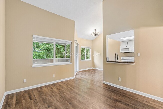 Foto del edificio - Light Filled Clackamas Condo with Covered Balcony and Community Amenities