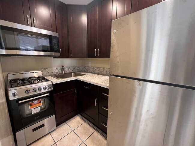 Foto del edificio - 2402 Vanderbilt Ln