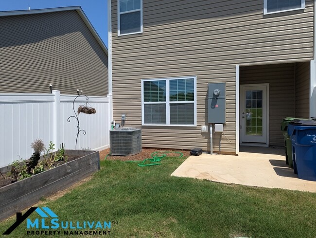 Building Photo - 2338 Lily Dr