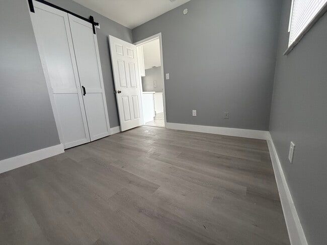 Dormitorio 2 con puerta de granero - 1404 NW 6th Ave