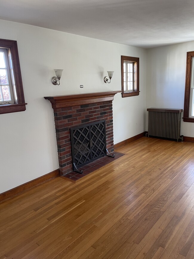 livingroom fireplace - 96 Russell St