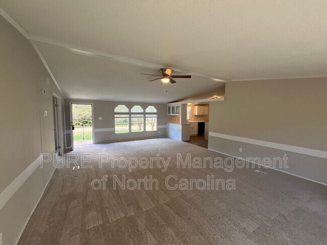 Foto del edificio - 318 Rankin Hill Rd