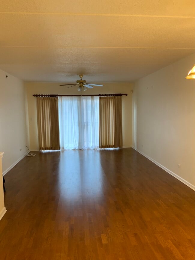 Living/ dining - 9200 E Prairie Rd