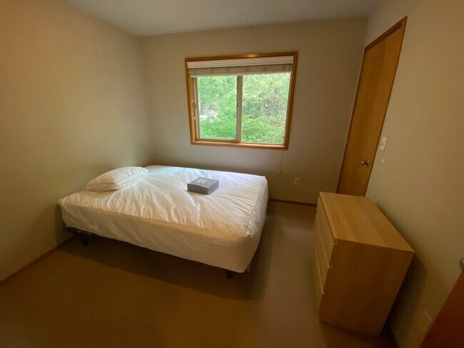 bed 2 - 1535 15th Ave S
