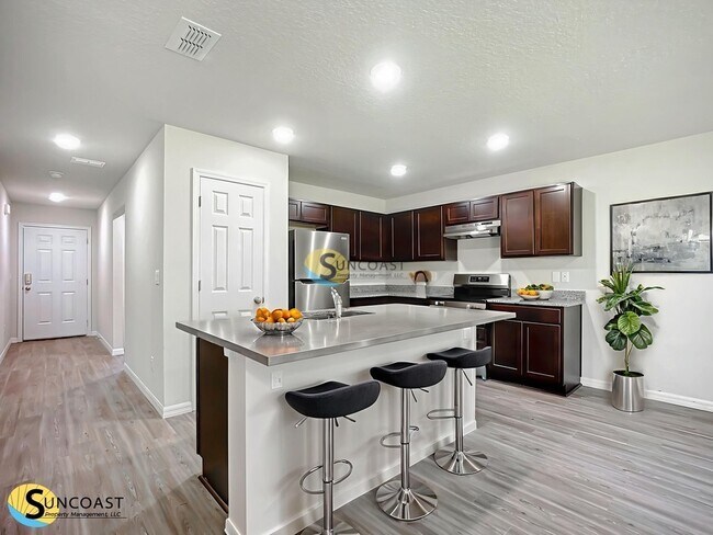 Building Photo - 10 Llobell Pl