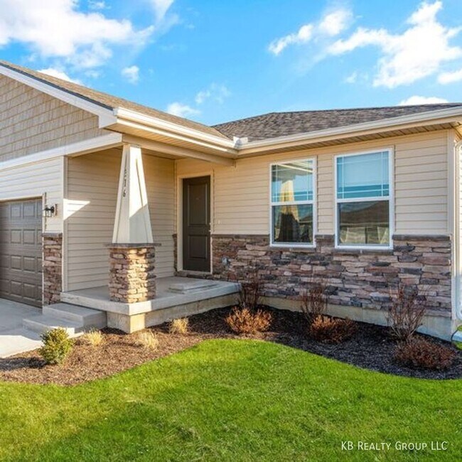 Foto del edificio - Newer 4 Bed Ranch Style Duplex with Finish...