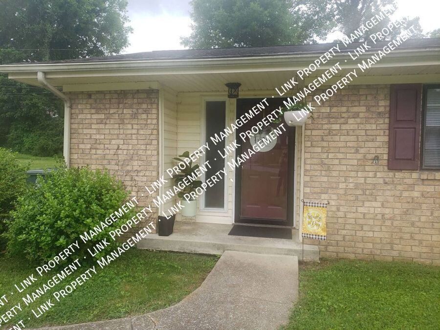 Foto principal - This 2 bedroom Duplex w/laundry room in Ea...