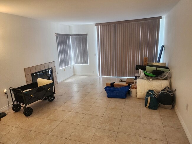 Building Photo - Vibrant 2 bedroom/2 bath condo in a great ...