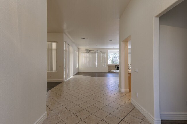 Building Photo - 3 Bed and A Den Located In the Resort, Gol...