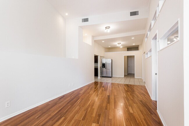 Foto del edificio - 2120 W Grand Ave