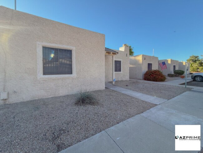 Foto del edificio - Discover your Ideal Home in this Charming 2/2 Phoenix Townhouse!