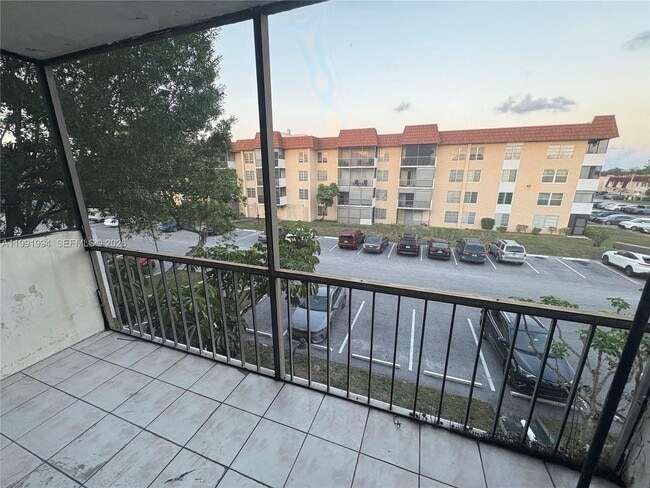 Building Photo - 4152 Inverrary Dr