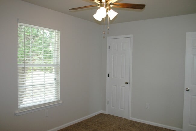 Building Photo - Valley Green Apartments