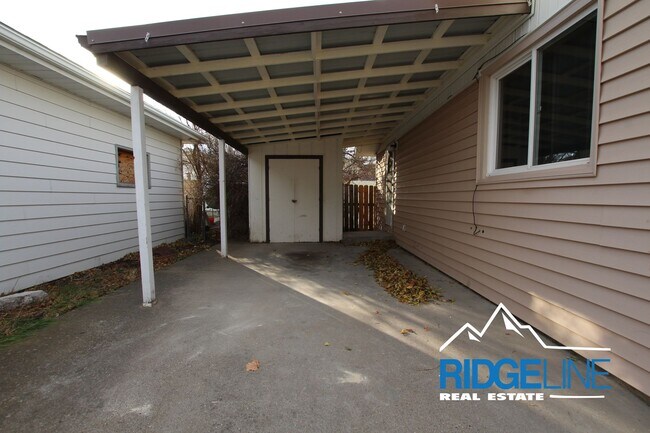 Foto del edificio - East-End Home with Large Garage for Lease!