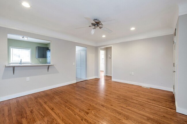 Foto del edificio - 6 month lease only no extensions Greenwood bungalow