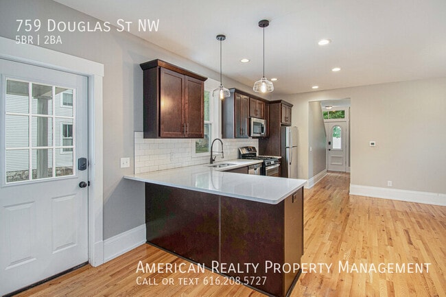 Foto del edificio - 759 Douglas St NW