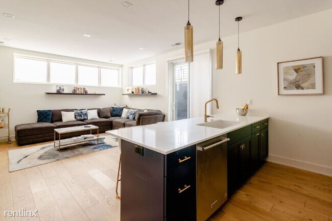 Building Photo - 2 br, 2 bath Condo - 1018 Douglas Street NE
