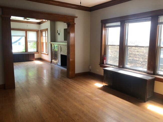 Building Photo - 3304 N Hamlin Ave