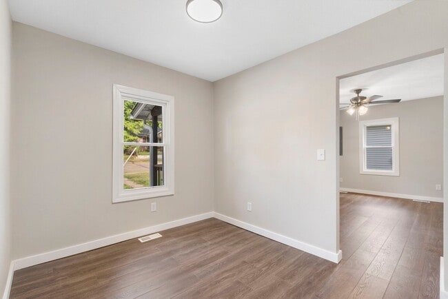 Foto del edificio - 2100 N Nettleton Ave