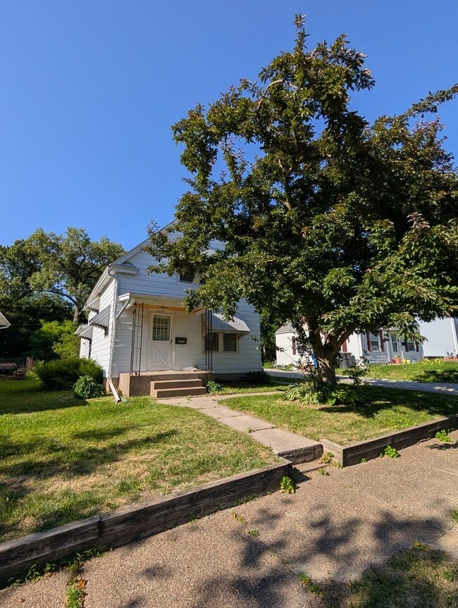 Building Photo - Affordable Moline Apartment in a Prime Quad Cities Location!