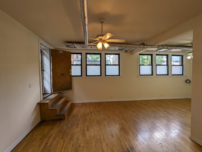 Foto del edificio - 2418 N Sawyer Ave