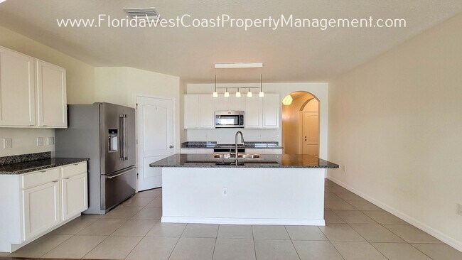 Building Photo - LOVELY 4 BEDROOM/2 BATH/ FENCED YARD with ...