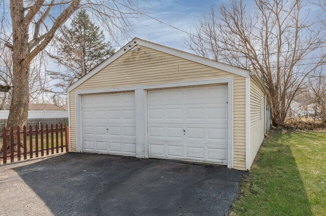 Building Photo - 308 E Fox St