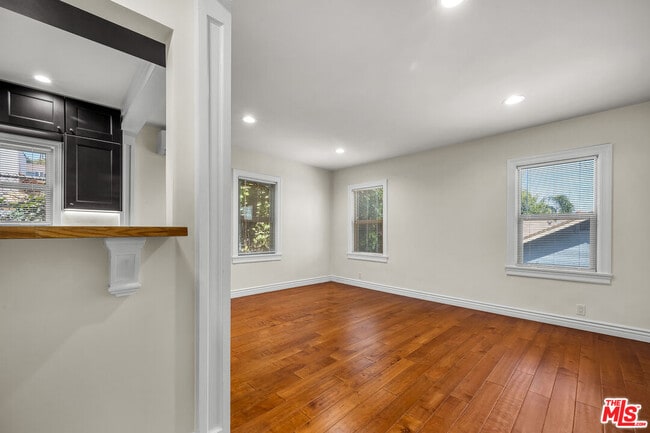 Building Photo - 947 Hilldale Ave