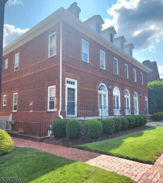 Building Photo - 41 Murray Hill Square