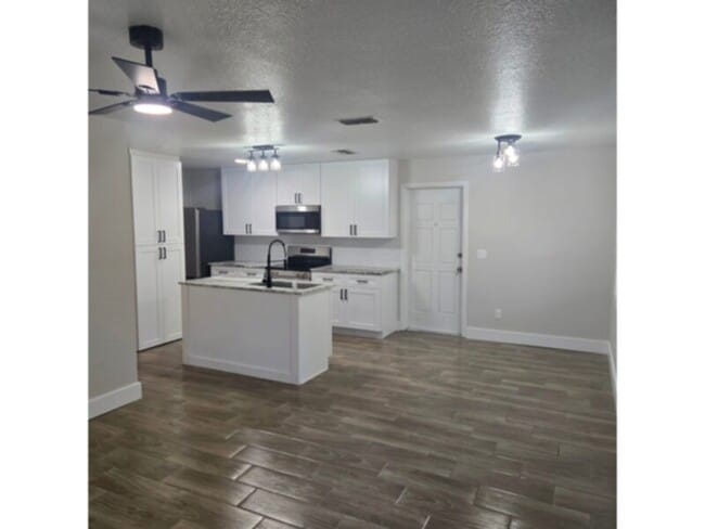 Foto del edificio - Gorgeous Completely Renovated 3 Bedroom, 1.5 Bath Home with Fenced Yard