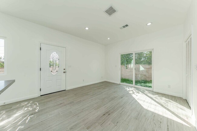 Foto del edificio - Amazing ADU Secluded Quiet Garden Grove