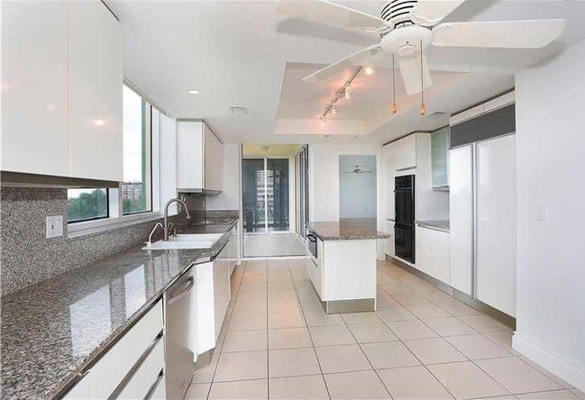 Foto del edificio - 445 Grand Bay Dr
