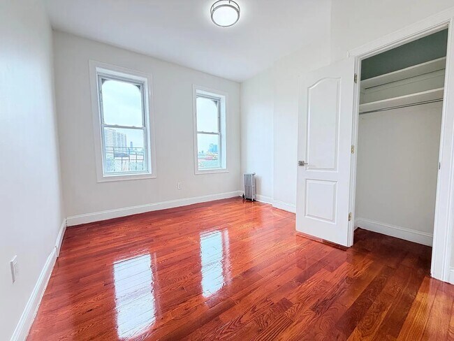 Foto del edificio - 5111 Palisade Ave