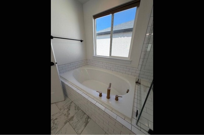 Building Photo - 98 S Serrata Ln